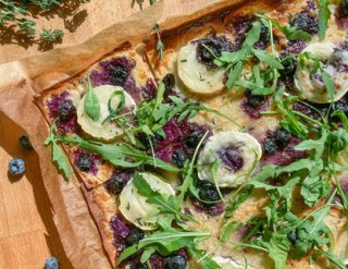 Flammkuchen mit Heidelbeeren und Ziegenkäse