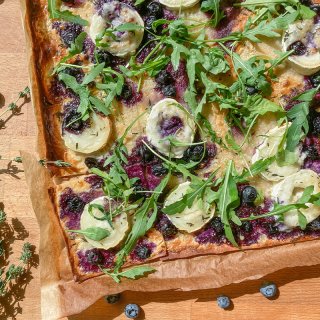 Flammkuchen mit Heidelbeeren und Ziegenkäse