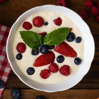 Mascarponecreme mit frischen Beeren der Saison