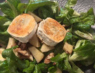 Feldsalat mit karamellisiertem Ziegenkäse, Äpfeln
