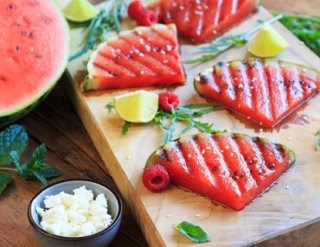 Gegrillte Wassermelone mit Fetakäse auf Rucola