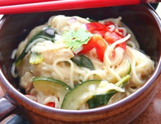 Mie-Nudeln mit Pak Choi und Paprika