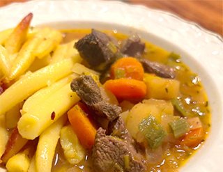 Gulasch mit Steckrüben und Schupfnudeln