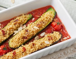 Zucchini gefüllt mit Couscous und Mangold
