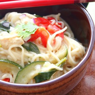 Mie-Nudeln mit Pak Choi und Paprika