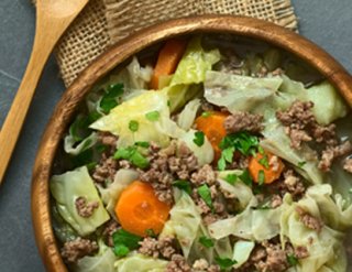 Deftiger Kohleintopf mit Hackfleisch