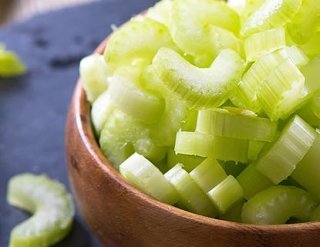 Salat von Staudensellerie mit Nüssen und Äpfeln