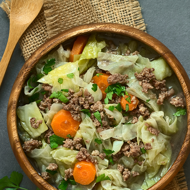 Deftiger Kohleintopf mit Hackfleisch