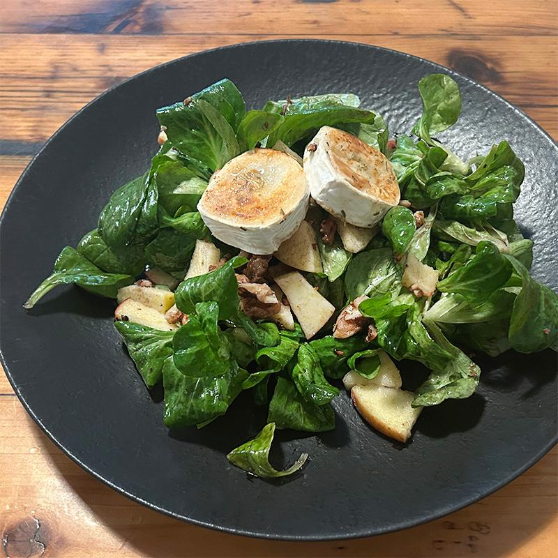 Feldsalat mit karamellisiertem Ziegenkäse, Äpfeln