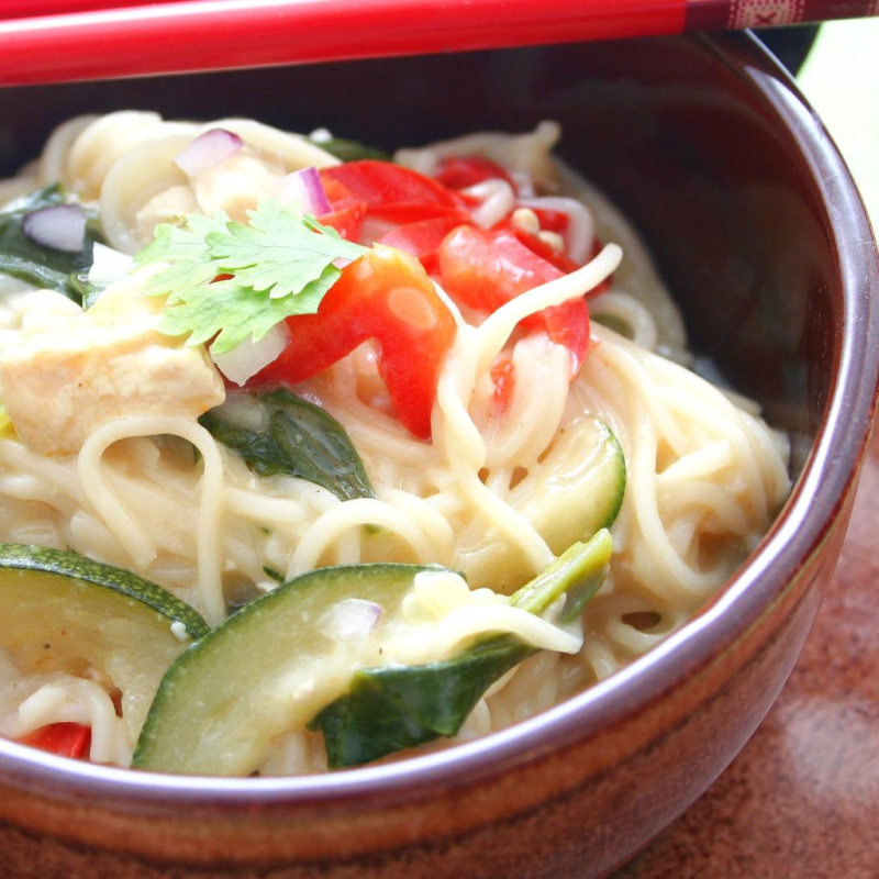 Mie-Nudeln mit Pak Choi und Paprika